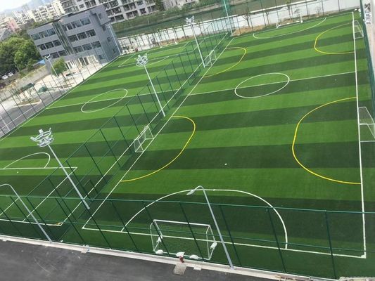 Hierba artificial de mirada natural del campo de fútbol del PE 50m m