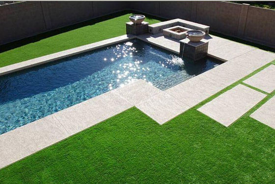 Césped artificial que rodea la piscina para su jardín